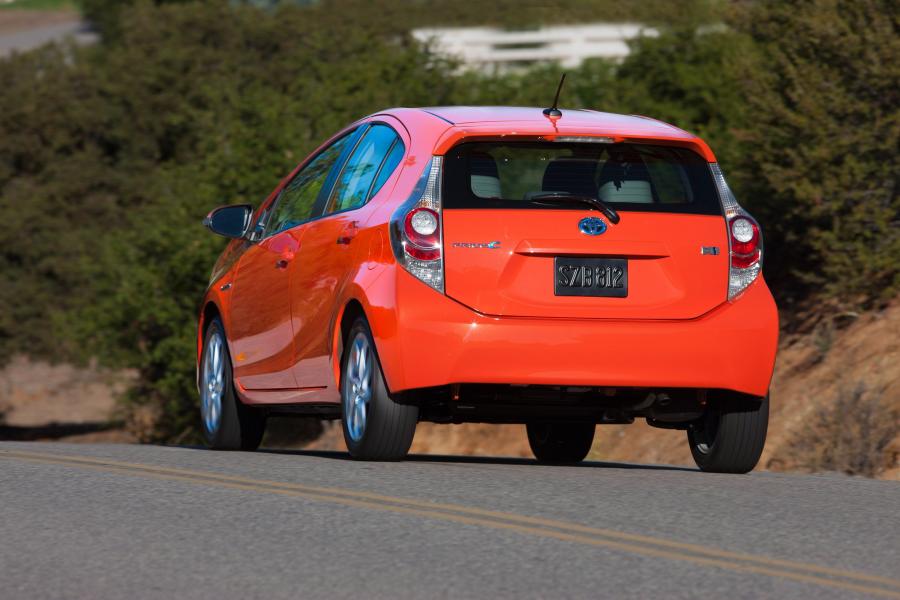  Toyota Prius C 2011 года  (фото 16 из 37)